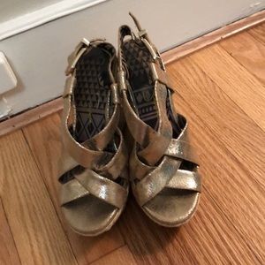 Jessica Simpson Size 7.5 Gold Wedges